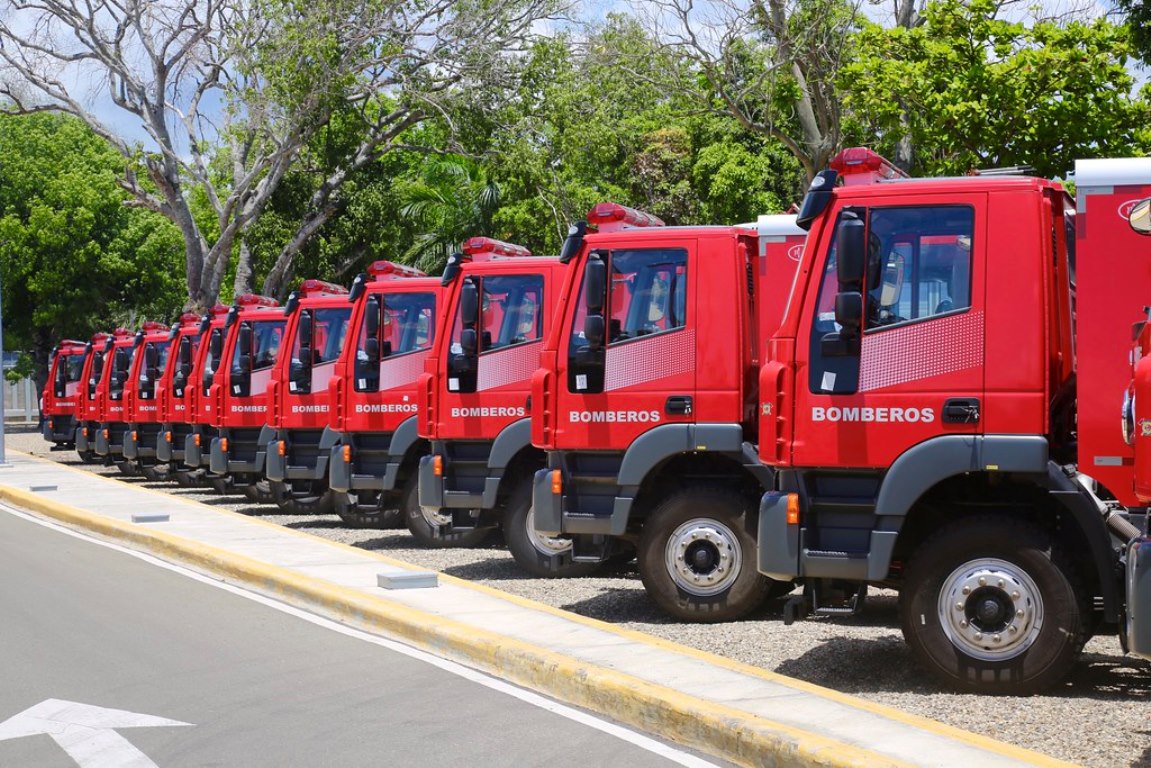 Entregan 27 camiones de bomberos donados por China