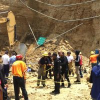Un muerto y 4 personas atrapadas al producirse derrumbe en unas excavaciones en Santiago