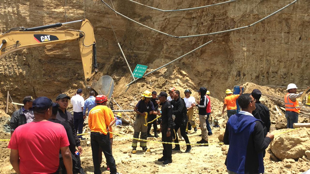 Un muerto y 4 personas atrapadas al producirse derrumbe en unas excavaciones en Santiago