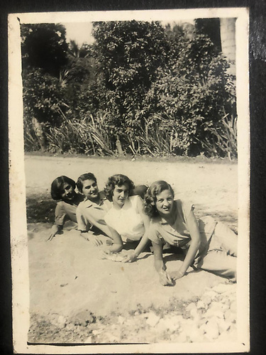 Encuentra fotos inéditas o poco conocidas de Minerva Mirabal y amistades