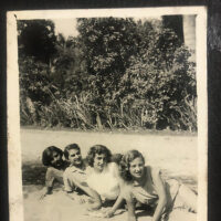 Encuentra fotos inéditas o poco conocidas de Minerva Mirabal y amistades