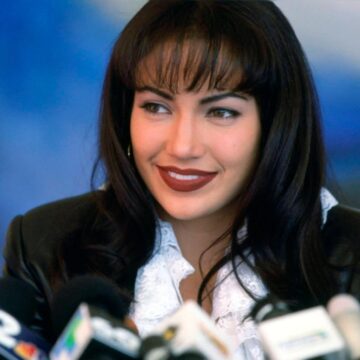 Jennifer López interpretando a Selena Quintanilla