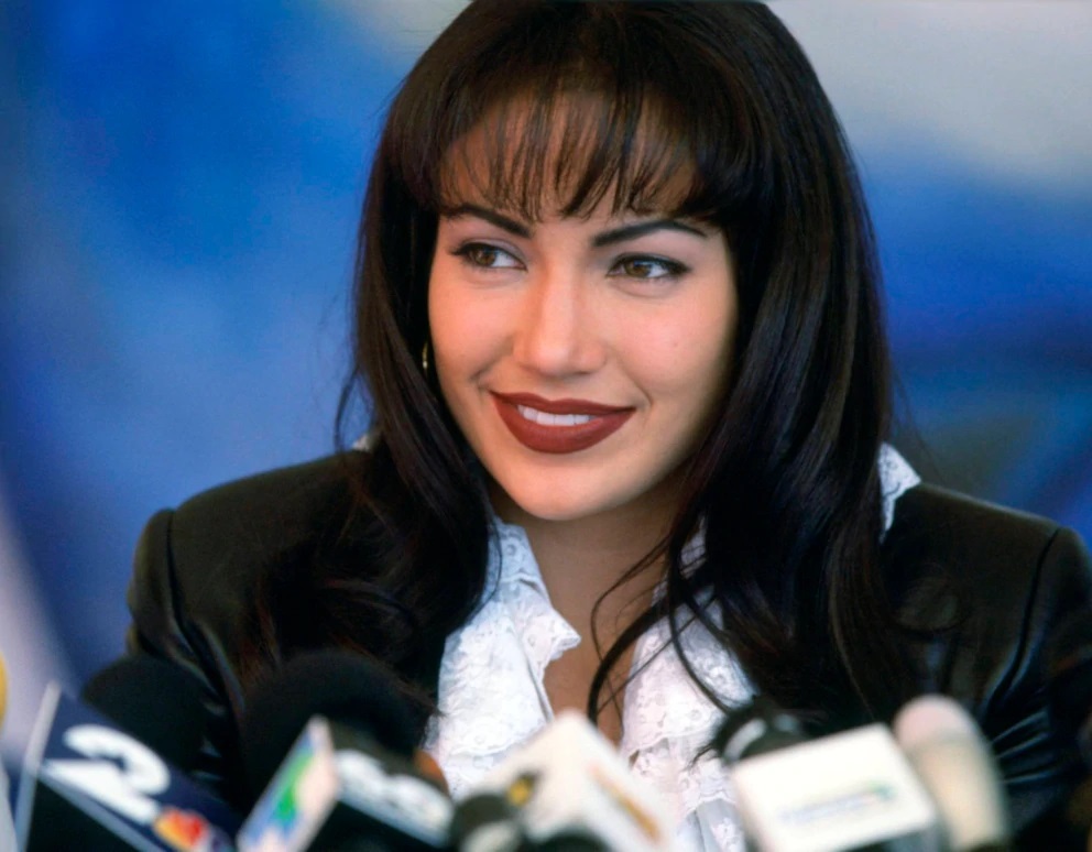 Jennifer López interpretando a Selena Quintanilla