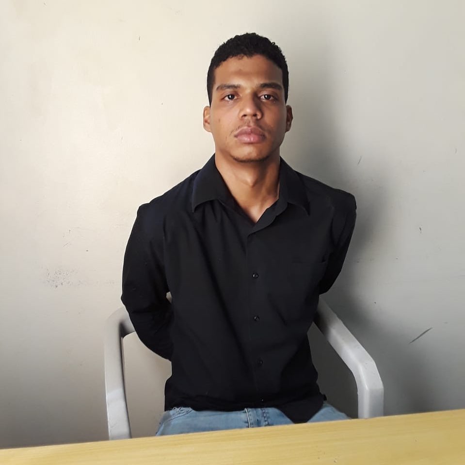 Apresan joven acusado de ultimar a su padre de múltiples estocadas en Santiago