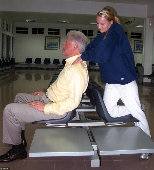 Foto + Víctima de Epstein + Masajeando a Bill Clinton