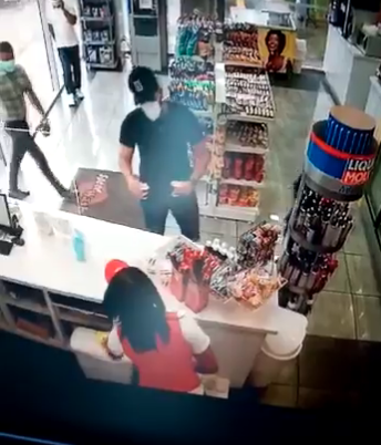 Vídeo + Hombre Lanza Café + En La Cara a Una Cajera
