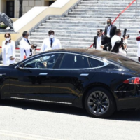 El presidente Luis Abinader se traslada en Tesla en sus diligencias en Santo Domingo