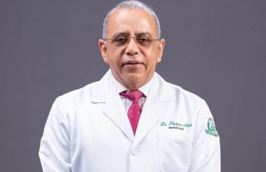 Con fanfarria reciben a Plutarco Arias en Clínica Unión Médica de Santiago