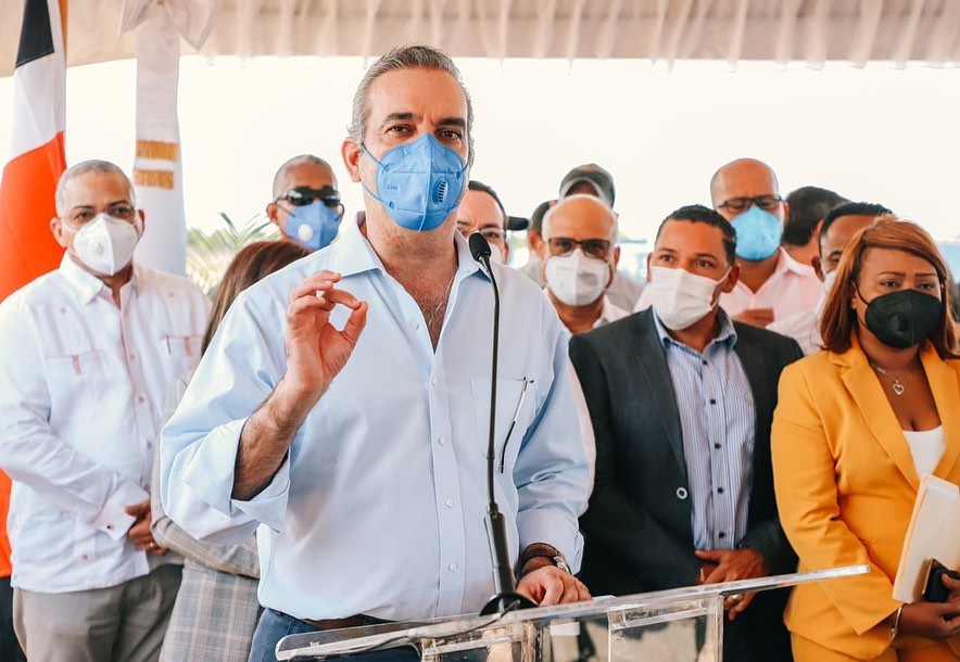 Abinader le echa un boche a un médico de SPM que pedía por una casa club