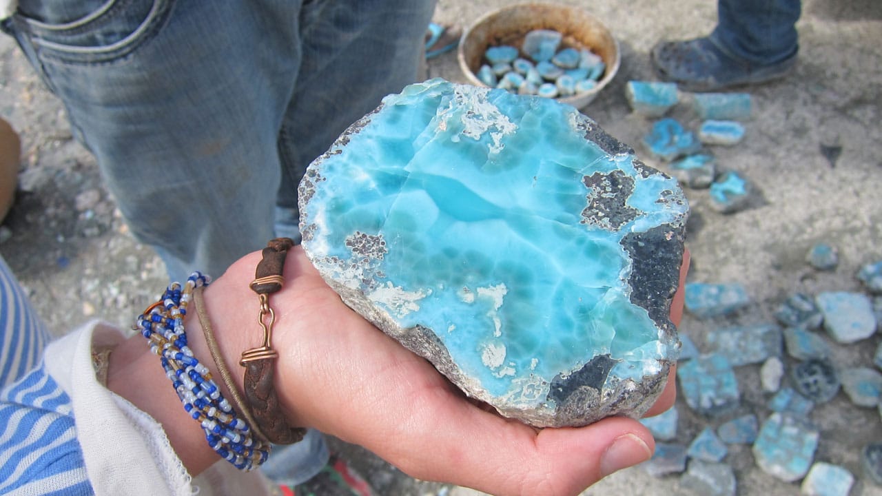 Anuncian ambicioso plan de rediseño y comercialización de la artesanía de larimar en Barahona