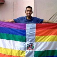 Revuelo en las redes por fotografía de hombre con bandera dominicana con colores LGBTI