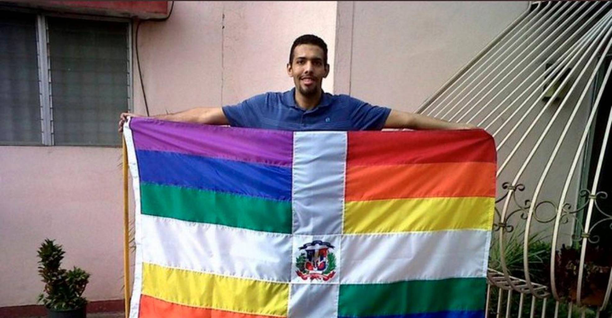 Revuelo en las redes por fotografía de hombre con bandera dominicana con colores LGBTI