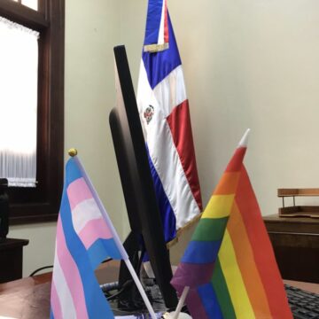 Funcionaria exhibe bandera LGBT en su despacho de Palacio y brotan las reacciones