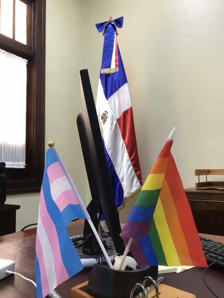 Funcionaria exhibe bandera LGBT en su despacho de Palacio y brotan las reacciones Funcionaria exhibe bandera LGBT en su despacho de Palacio y brotan las reacciones