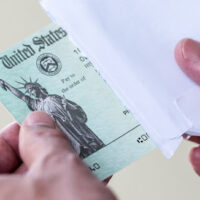 Tercer cheque de estímulo podría enviarse a 13.5 millones de personas más