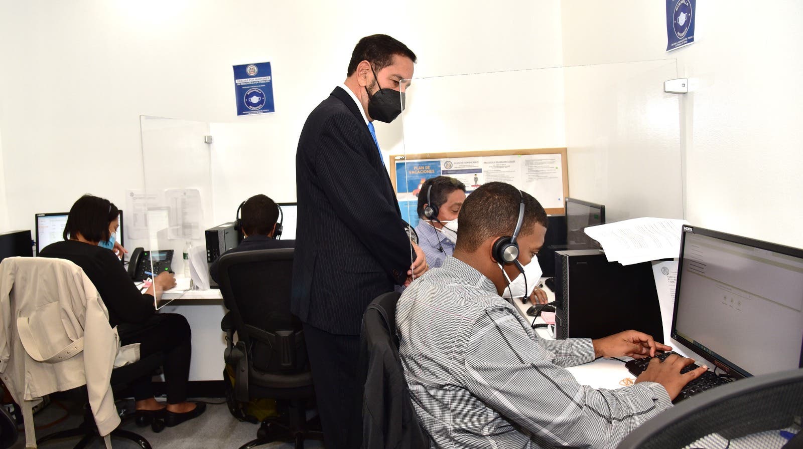 Cónsul dominicano en Nueva York inaugura centro de llamadas