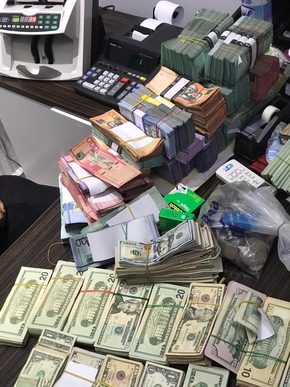 Unidad antilavado y DNCD ocupan 5 millones de pesos y armas de fuego en un operativo en la provincia Duarte