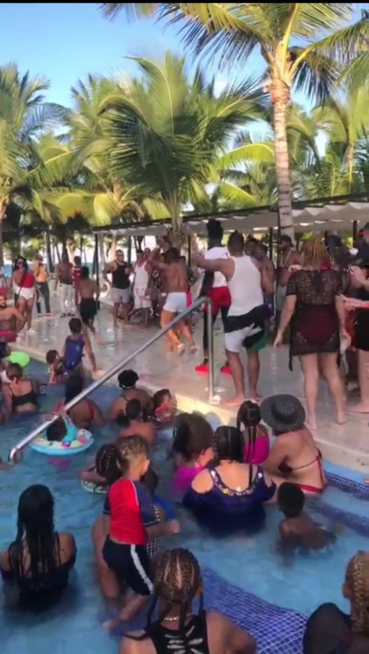 Desafiando al COVID; decenas se reúnen en hotel de Punta Cana