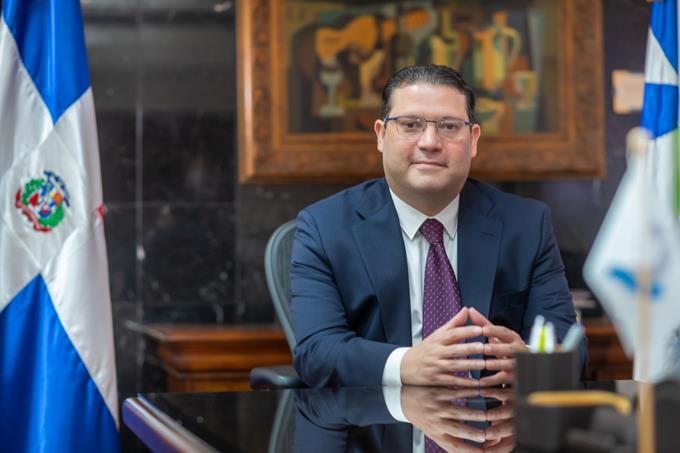 DGA plantea modernizar los aeropuertos y puertos del país y reducir gastos administrativos