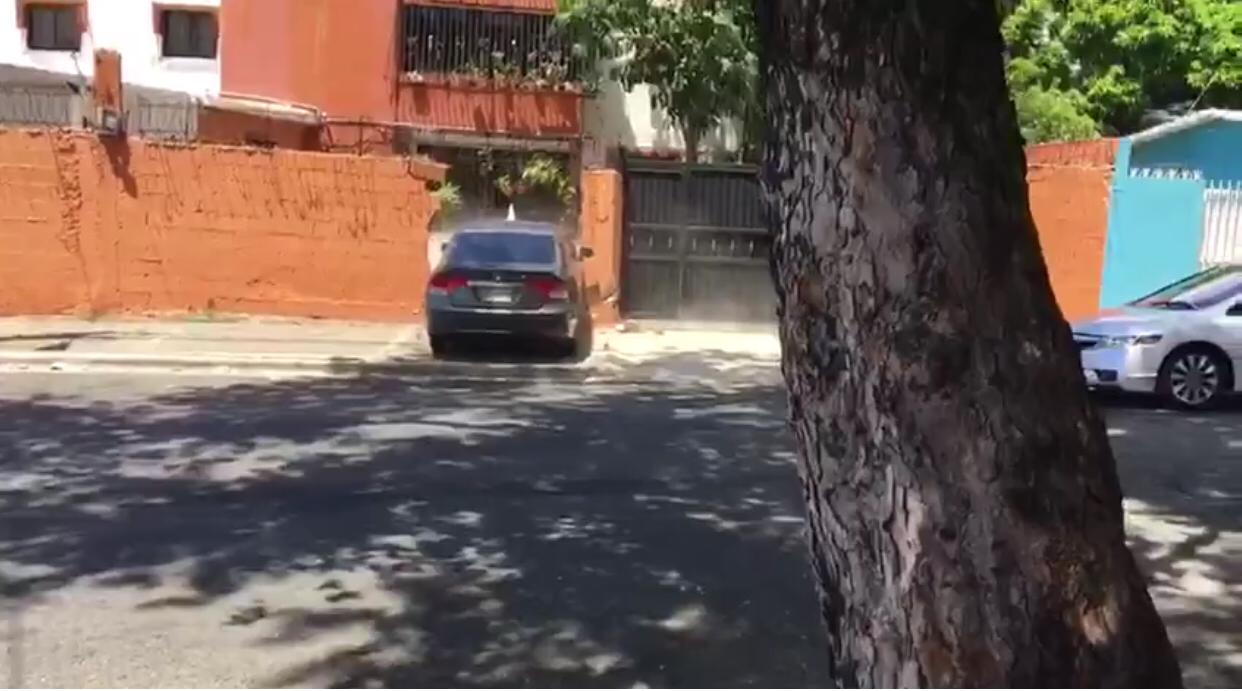 Video: Discusión por roce de vehículos termina en una pared de un edificio desbaratada
