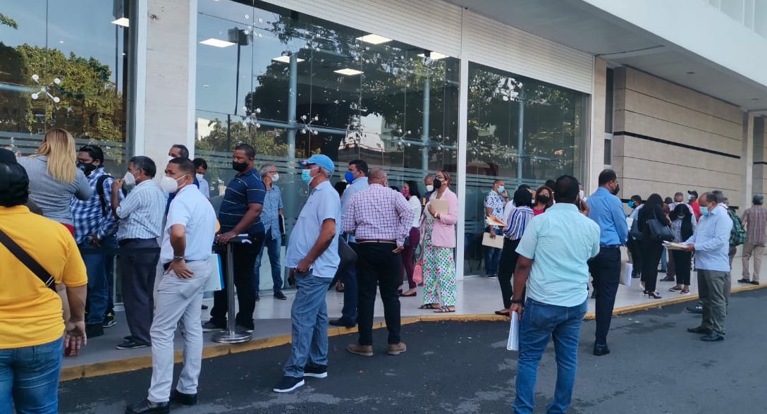 Funcionarios bajo presión por entrega de declaración de bienes; largas filas en Cámara de Cuentas