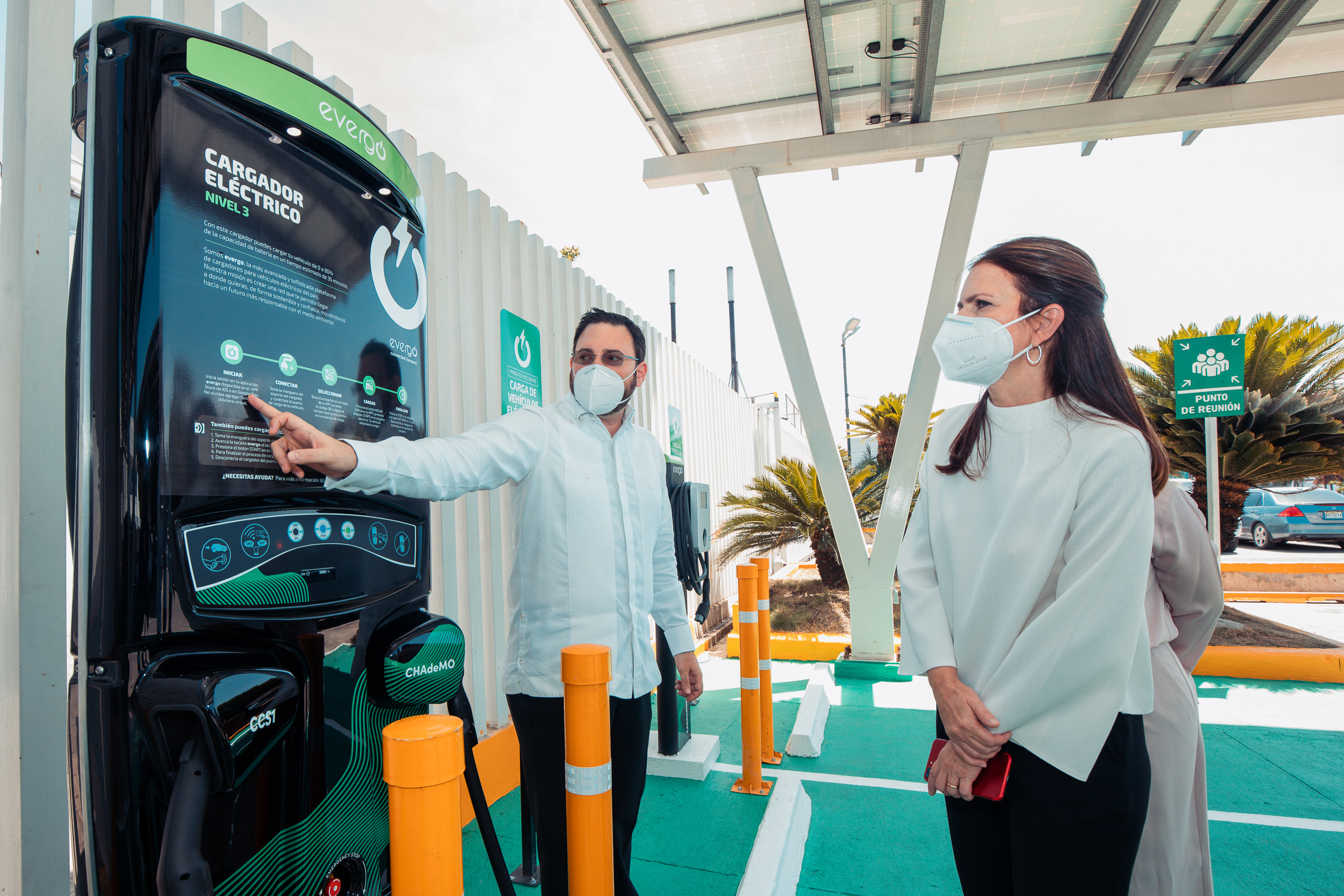 Santiago tiene ya estación para carga a vehículos eléctricos