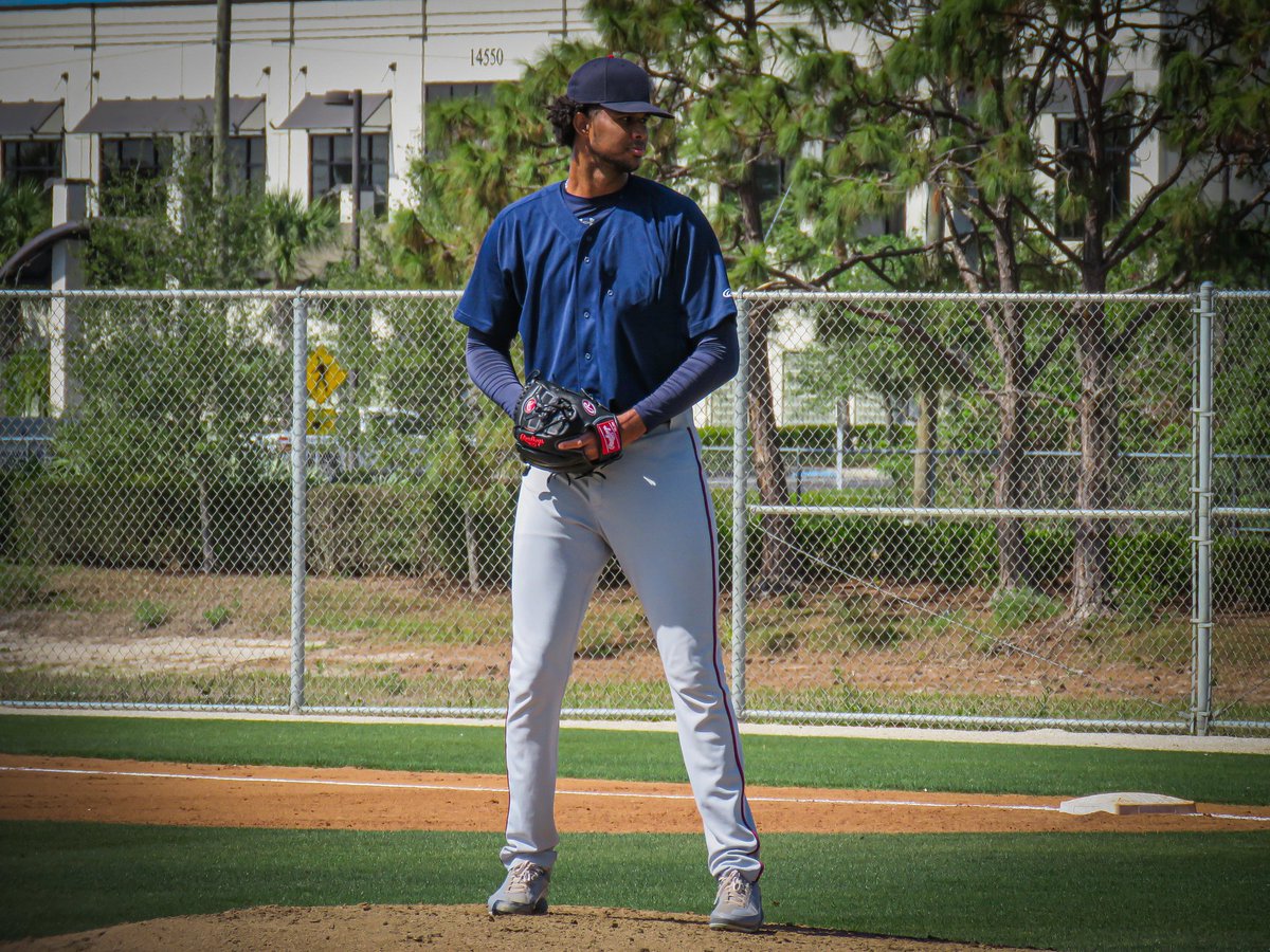 Johan Quezada, llega el pelotero dominicano más alto de la historia