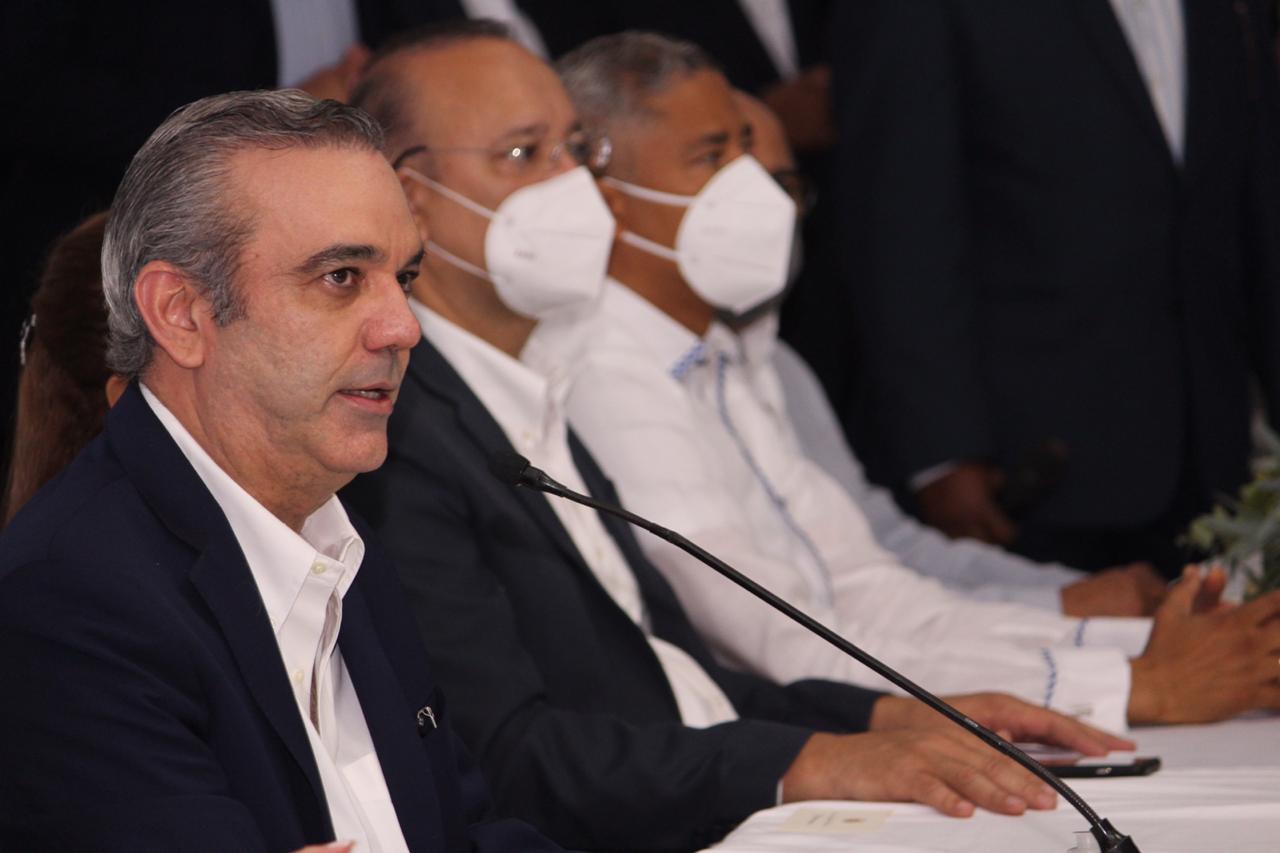Presidente Abinader anuncia instalación de Casa Presidencial en Santiago; construirá nuevos acueductos