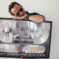 Marc Anthony se convierte en el primer salsero en recibir un disco de diamante por su álbum 3.0