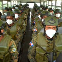 Militares dominicanos vigilan frontera con Haití con aviones Super Tucano y Escuadrón de Combate