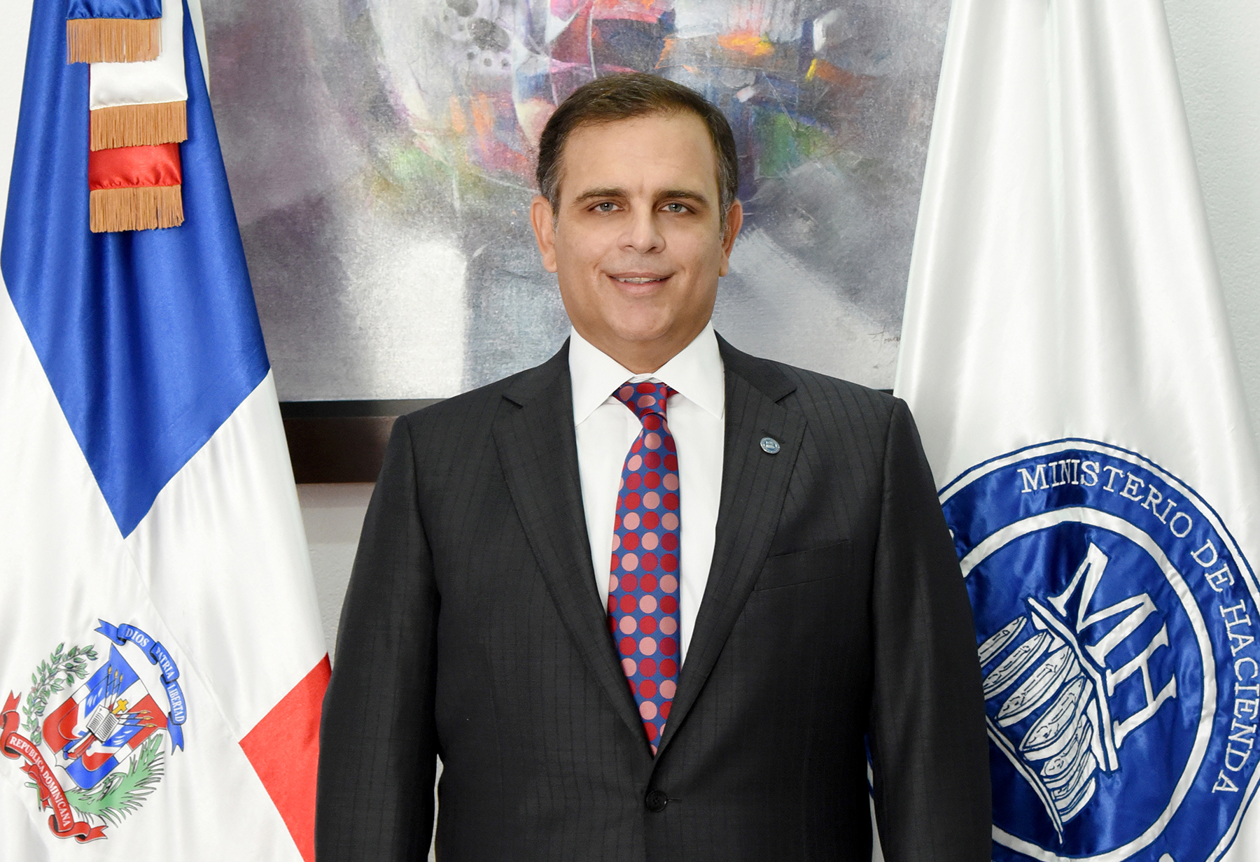 Ministro de Hacienda declara bienes por 501 millones de pesos