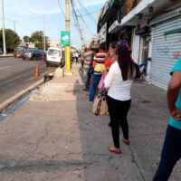 En “horas pico” de la tarde, los choferes abandonan a los pasajeros