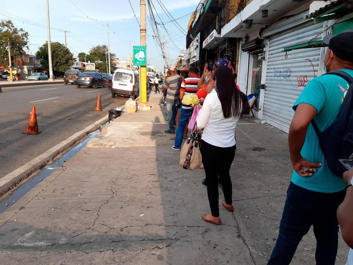 En “horas pico” de la tarde, los choferes abandonan a los pasajeros