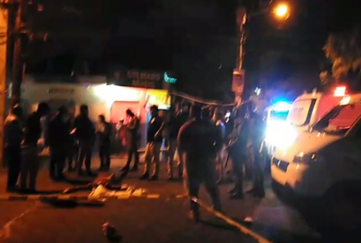 Joven muere en confuso incidente con policías durante toque de queda