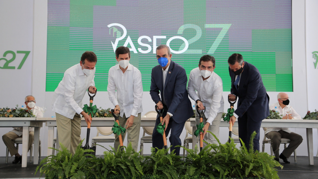 Presidente Abinader da el primer palazo para la construcción de la plaza Paseo 27