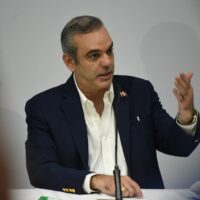 Invertirán más de 2 mil millones de pesos en viviendas; presidente Abinader da primer palazo