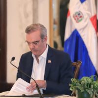 Abinader se inscribe en la Cooperativa de Empleados del Palacio Nacional