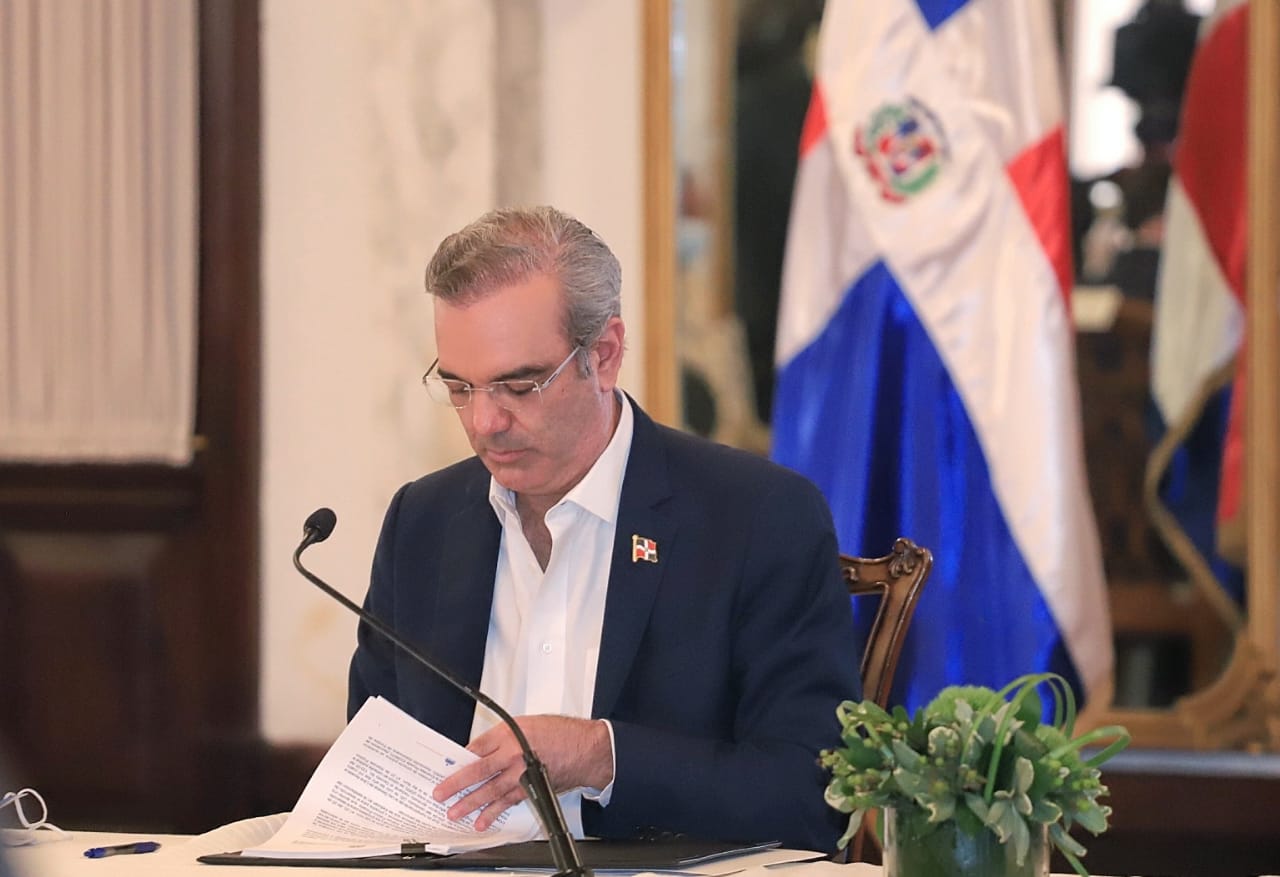 Presidente Abinader destituye funcionarios de OMSA, SNS e Inposdom
