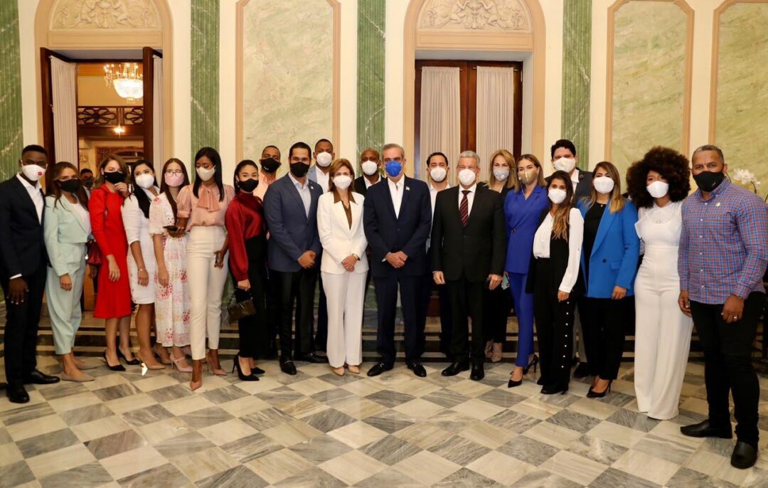 El Presidente Luis Abinader Almorzó Con Influencers Dominicanos