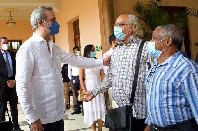 En imágenes: Presidente y primera dama reciben a sus vecinos en el Palacio Nacional