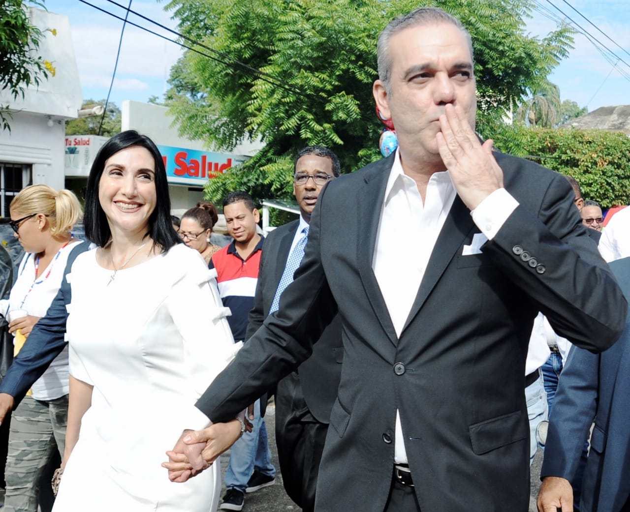 Abinader crea una comisión para mejorar la imagen de República Dominicana