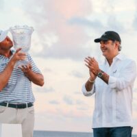 Swafford gana el Corales Puntacana y recibe trofeo del presidente Abinader