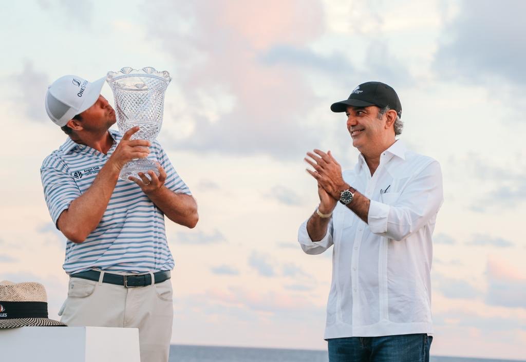 Swafford gana el Corales Puntacana y recibe trofeo del presidente Abinader