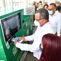 Instalan máquina que intercambia envases y botellas por recargas en tickets del Metro SD