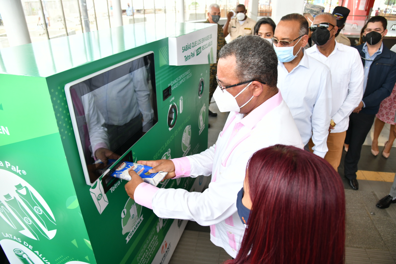Instalan máquina que intercambia envases y botellas por recargas en tickets del Metro SD