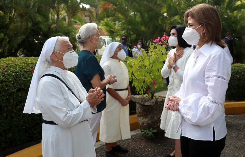 Vicepresidenta Raquel Peña hace donativo al Hospicio San Vicente de Paúl en Santiago