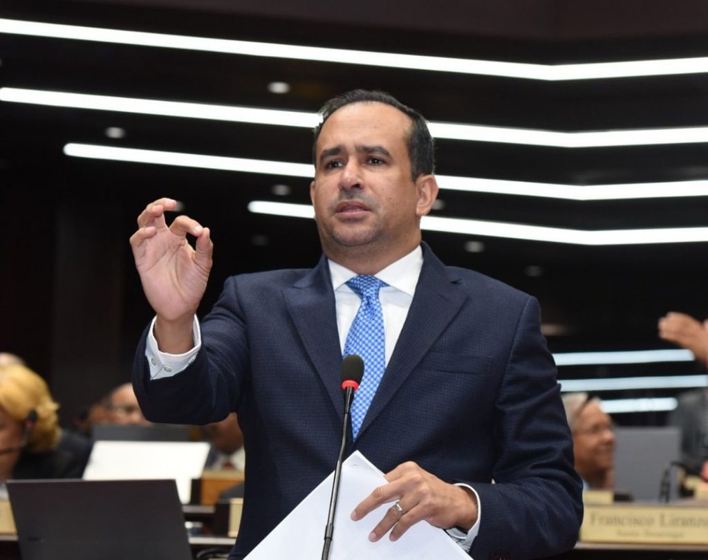 Diputado peledeísta truena contra Comité Político por no incluirlo en comisiones