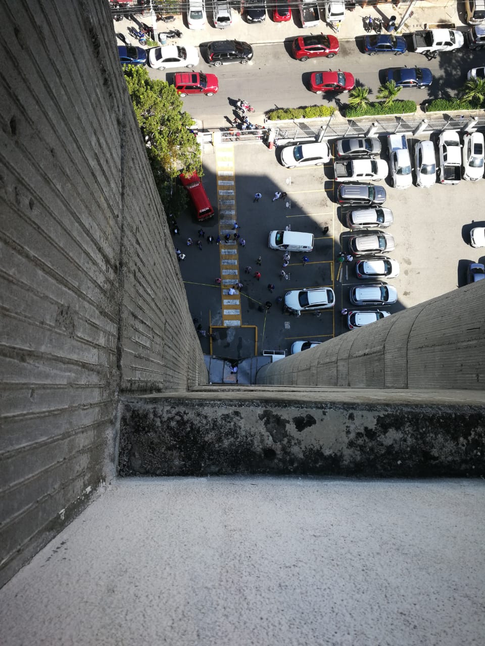 Se acaba de lanzar una persona del piso 14 del “El Huacal” Se acaba de lanzar una persona del piso 14 del “El Huacal”
