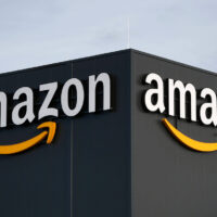 Qué pasa en la economía cuando Amazon sube los salarios