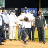 Abinader lanza la primera bola en partido entre Tigres del Licey y Leones del Escogido